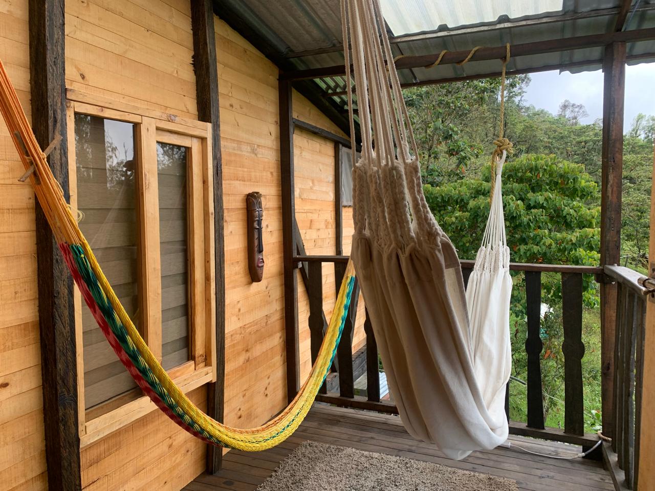 Balcón de Villa Bienestar con hamacas y vista al jardín