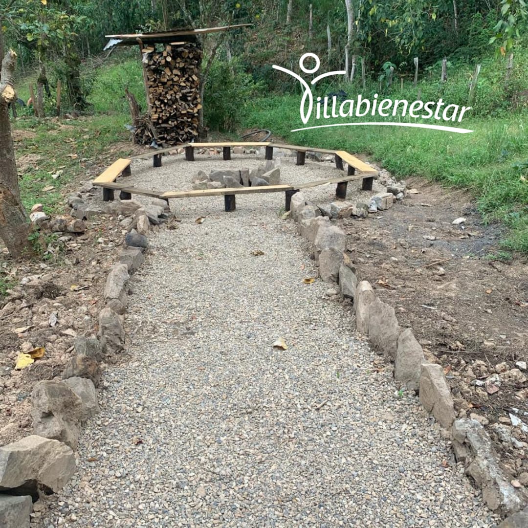 Círculo de fuego con bancas en el entorno de Villa Bienestar