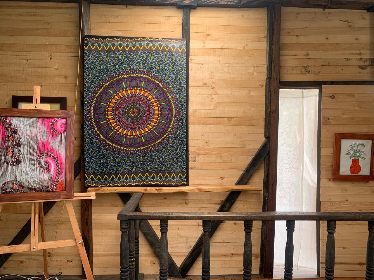 Mandala y decoración en un espacio interior de Villa Bienestar